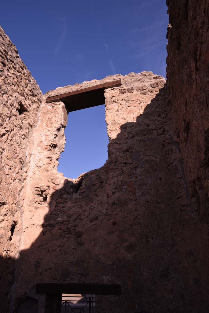 I.4.18 Pompeii. October 2019. Upper north wall with doorway between rooms.
Foto Tobias Busen, ERC Grant 681269 DÉCOR.