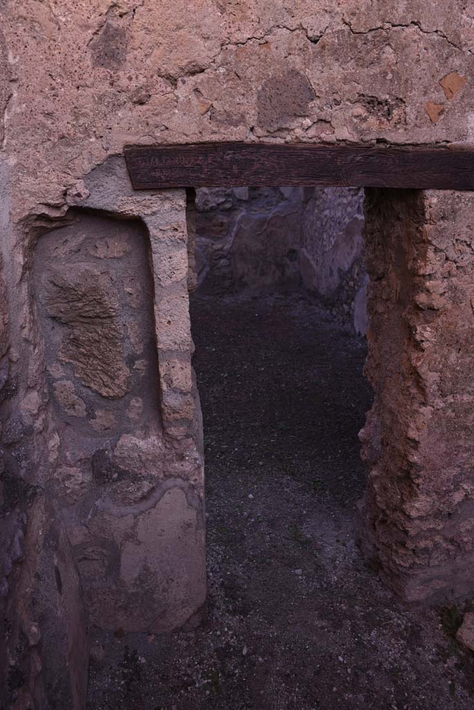 I.4.18 Pompeii. October 2019. Niche in north-west corner, on west side of doorway into workshop.
Foto Tobias Busen, ERC Grant 681269 DÉCOR.