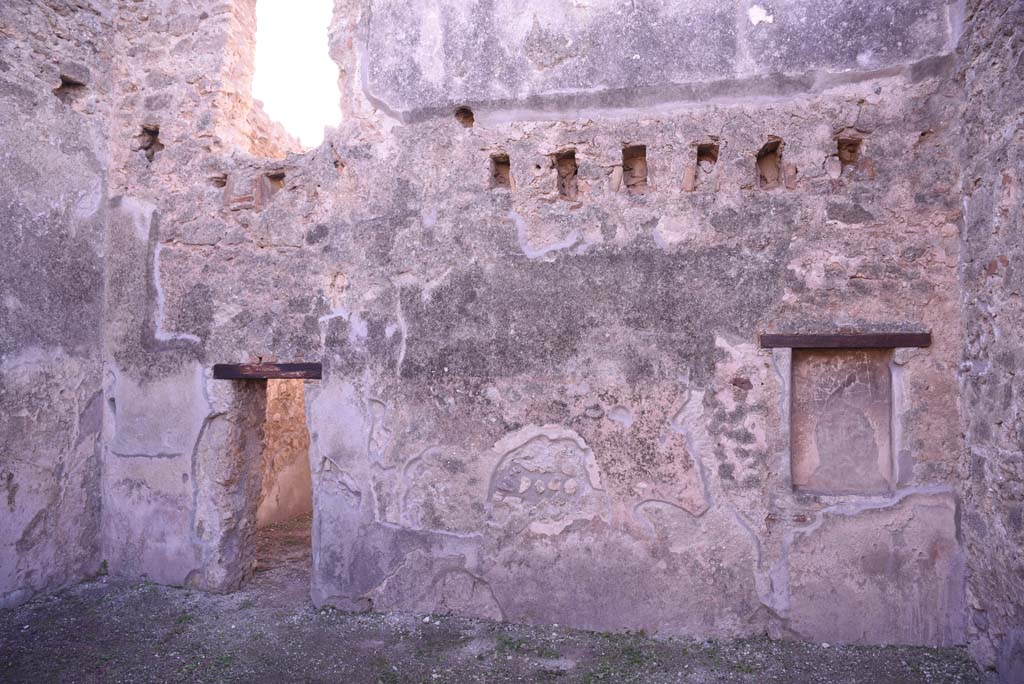 I.4.18 Pompeii. October 2019. Looking towards south wall of workshop with doorway to rear room, and niche.
Foto Tobias Busen, ERC Grant 681269 DÉCOR.
