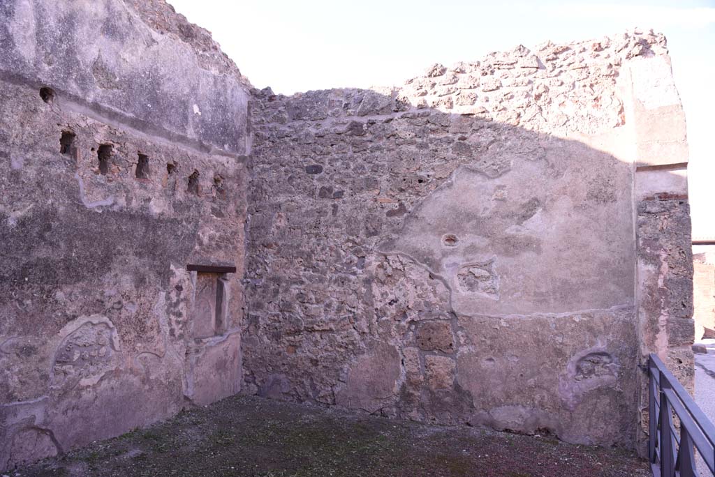 I.4.18 Pompeii. October 2019. Looking across workshop towards south-west corner, with niche in south wall.
Foto Tobias Busen, ERC Grant 681269 DÉCOR.