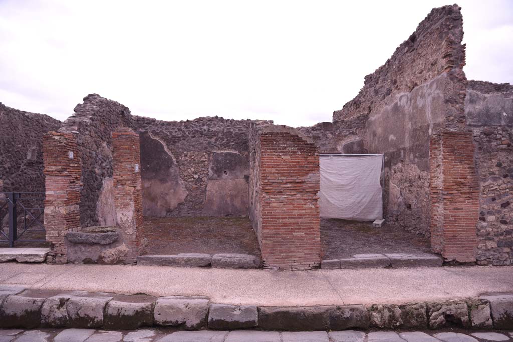 I.4.21, on left, with I.4.20, centre left, and I.4.19, on right, Pompeii. October 2019. 
Entrance doorways on south side of Via dell’Abbondanza.
Foto Tobias Busen, ERC Grant 681269 DÉCOR.