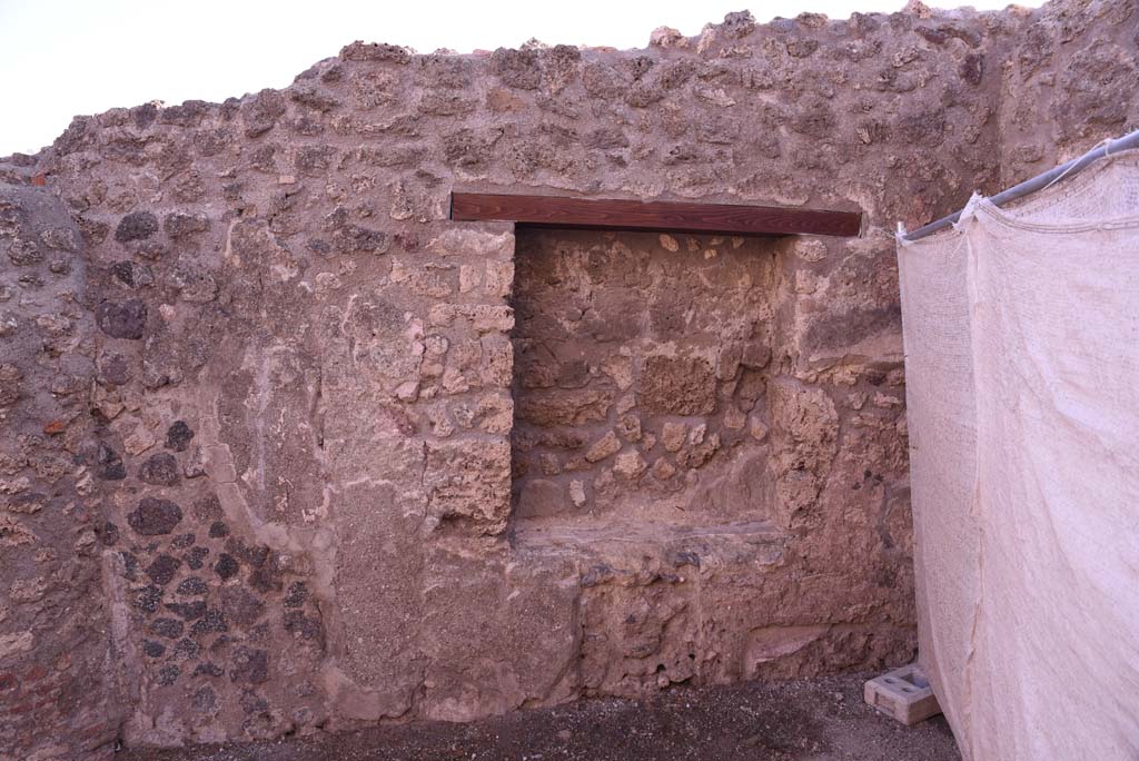 I.4.19 Pompeii. October 2019. Large square niche in east wall of shop.
Foto Tobias Busen, ERC Grant 681269 DÉCOR.