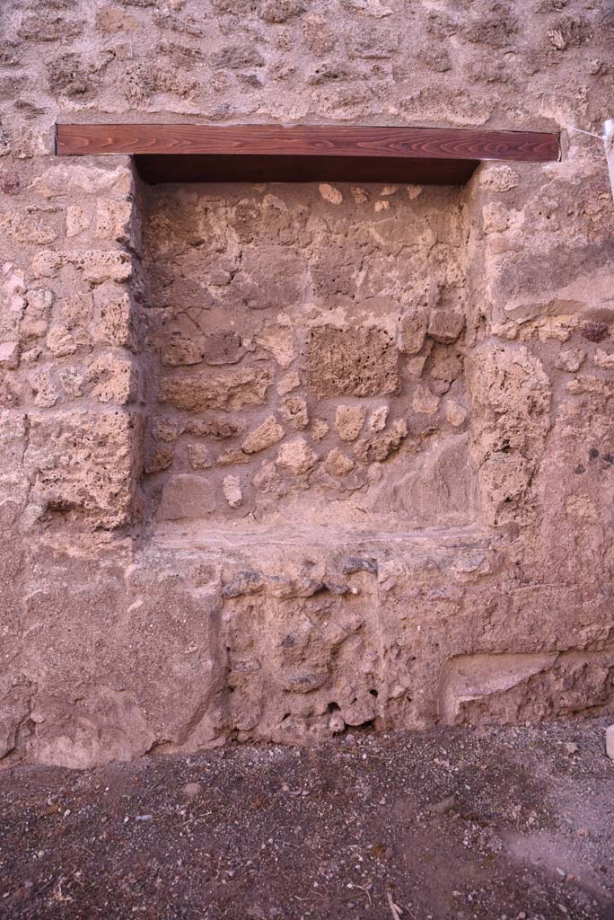 I.4.19 Pompeii. October 2019. Detail of niche in east wall of shop-room.
Foto Tobias Busen, ERC Grant 681269 DÉCOR.