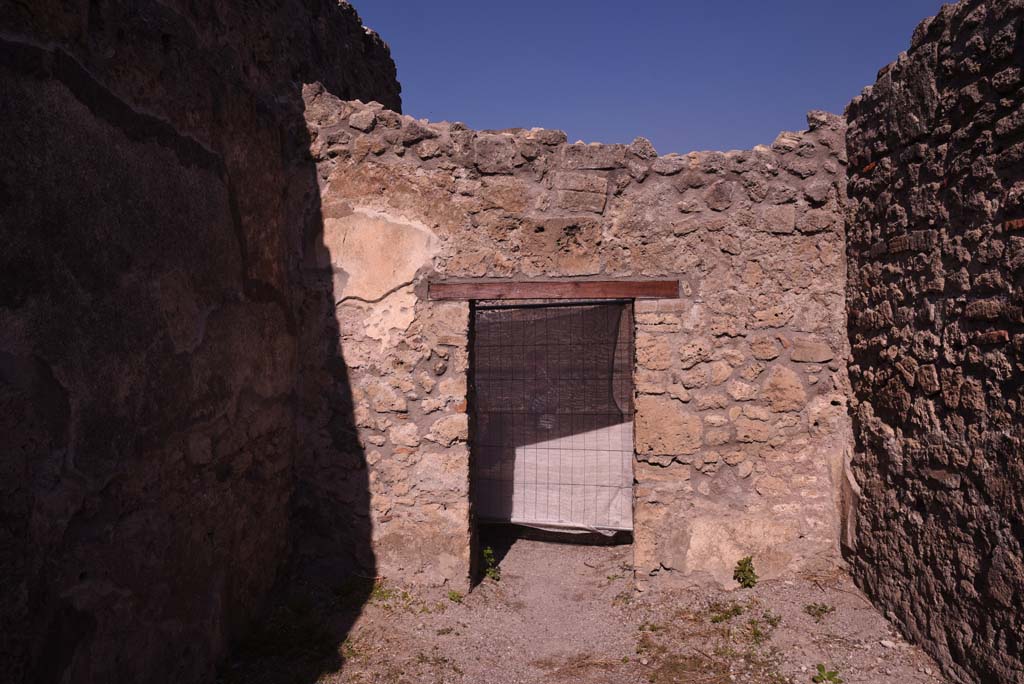 I.4.19 Pompeii. October 2019. North wall of rear room, with doorway into shop-room.
Foto Tobias Busen, ERC Grant 681269 DÉCOR.