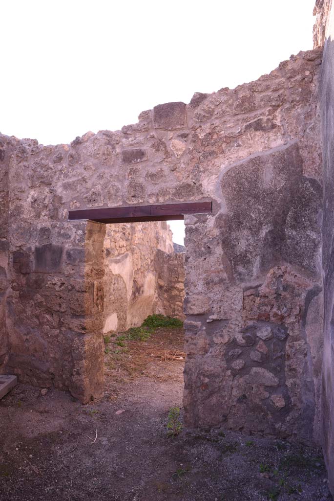 I.4.19 Pompeii. October 2019. South wall of shop-room with doorway to/from rear room.
Foto Tobias Busen, ERC Grant 681269 DÉCOR.