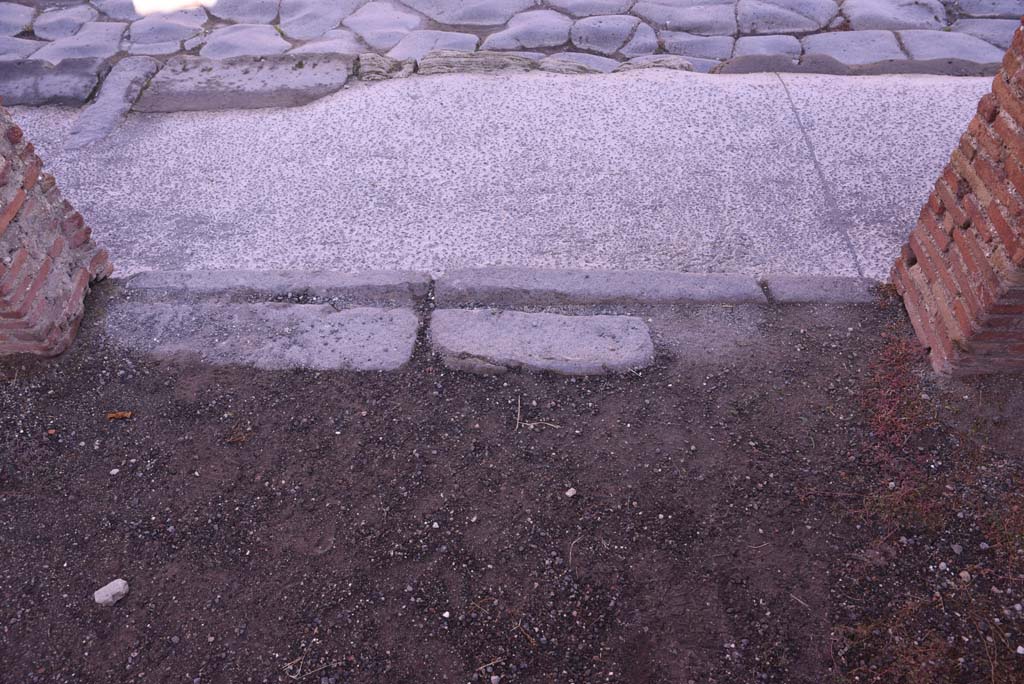 I.4.19 Pompeii. October 2019. Threshold from shop-room onto Via dell’Abbondanza.
Foto Tobias Busen, ERC Grant 681269 DÉCOR.