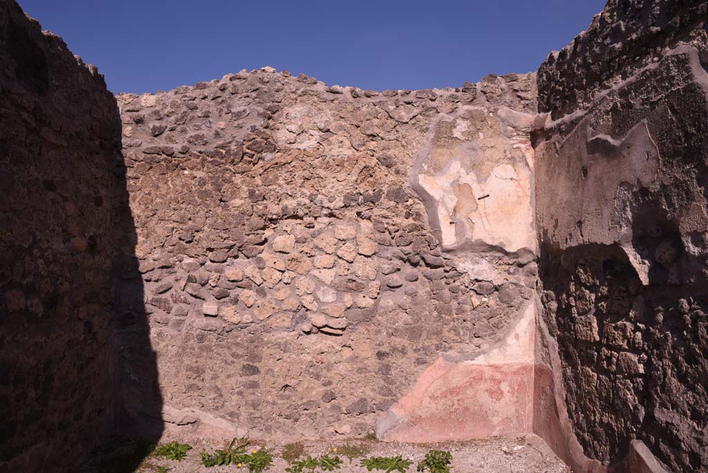 I.4.22 Pompeii. October 2019. North wall of room “c”.
According to PPM – the north wall included the bezel of the fictitious vault, edged with a cornice of shaped stucco. 
The red zoccolo/dado was sprayed with fake granite (Egyptian).
The east wall testifies to the passage of the ancient explorers, the same who removed the coating of the impluvium
See Carratelli, G. P., 1990-2003. Pompei: Pitture e Mosaici. Roma: Istituto della enciclopedia italiana, (p.184).
Foto Tobias Busen, ERC Grant 681269 DÉCOR.
