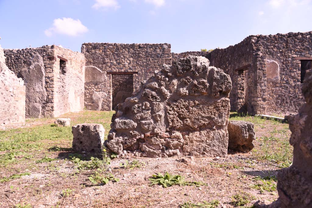 I.4.22 Pompeii. October 2019. Detail from south-east corner of room “d”.
Foto Tobias Busen, ERC Grant 681269 DÉCOR.