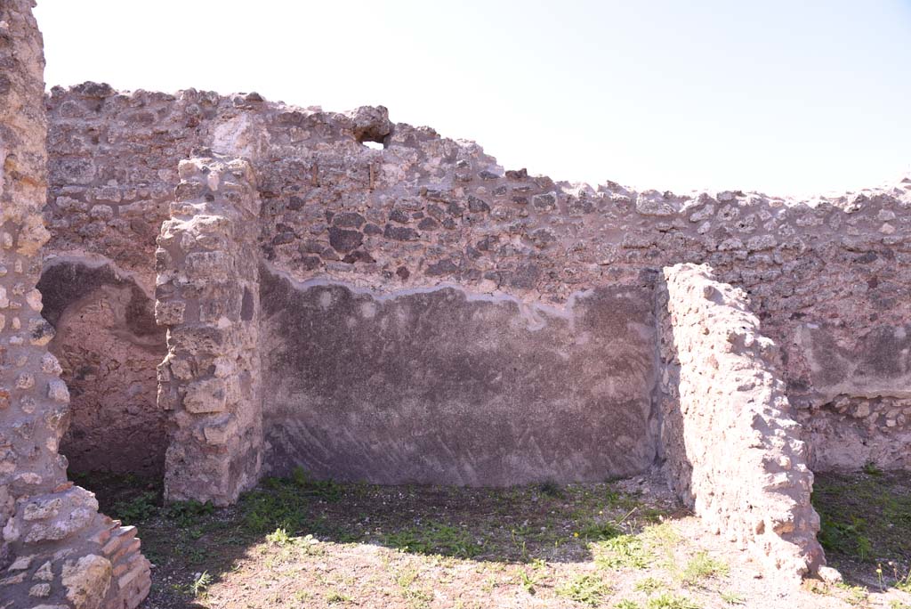 I.4.22 Pompeii. October 2019. Looking west into west ala, “e”, with doorway to room “n”, on left.
Foto Tobias Busen, ERC Grant 681269 DÉCOR.