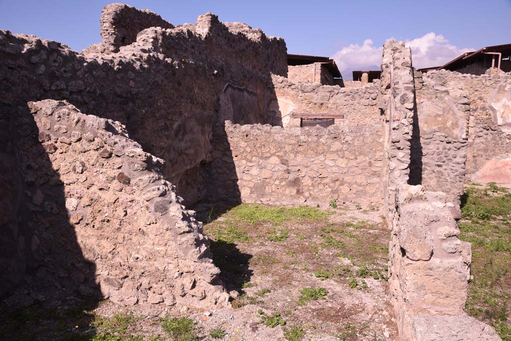 I.4.22 Pompeii. October 2019. North wall of room “e”, looking through doorway into room “d”.
Foto Tobias Busen, ERC Grant 681269 DÉCOR.
