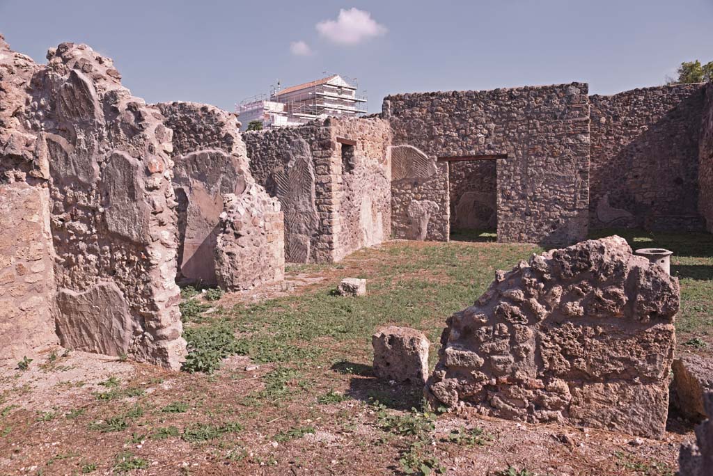 I.4.22 Pompeii. October 2019. Looking east across atrium towards room “f”, from room “d”.
Foto Tobias Busen, ERC Grant 681269 DÉCOR.