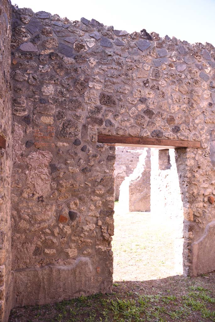 I.4.22 Pompeii. October 2019. Room “f”, doorway in west wall into atrium.
Foto Tobias Busen, ERC Grant 681269 DÉCOR.