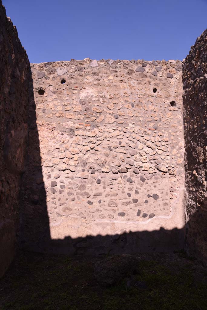 I.4.22 Pompeii. October 2019. Room “f”, north wall.
Foto Tobias Busen, ERC Grant 681269 DÉCOR.