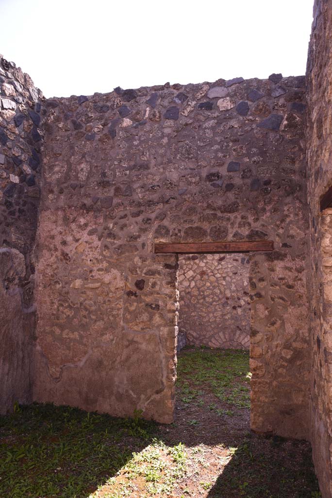 I.4.22 Pompeii. October 2019. South wall of room “f”, with doorway to room “g”.
Foto Tobias Busen, ERC Grant 681269 DÉCOR.