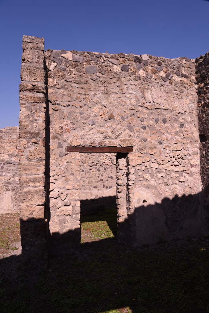 I.4.22 Pompeii. October 2019. North wall of east ala, g, with doorway to room “f”.
Foto Tobias Busen, ERC Grant 681269 DÉCOR.