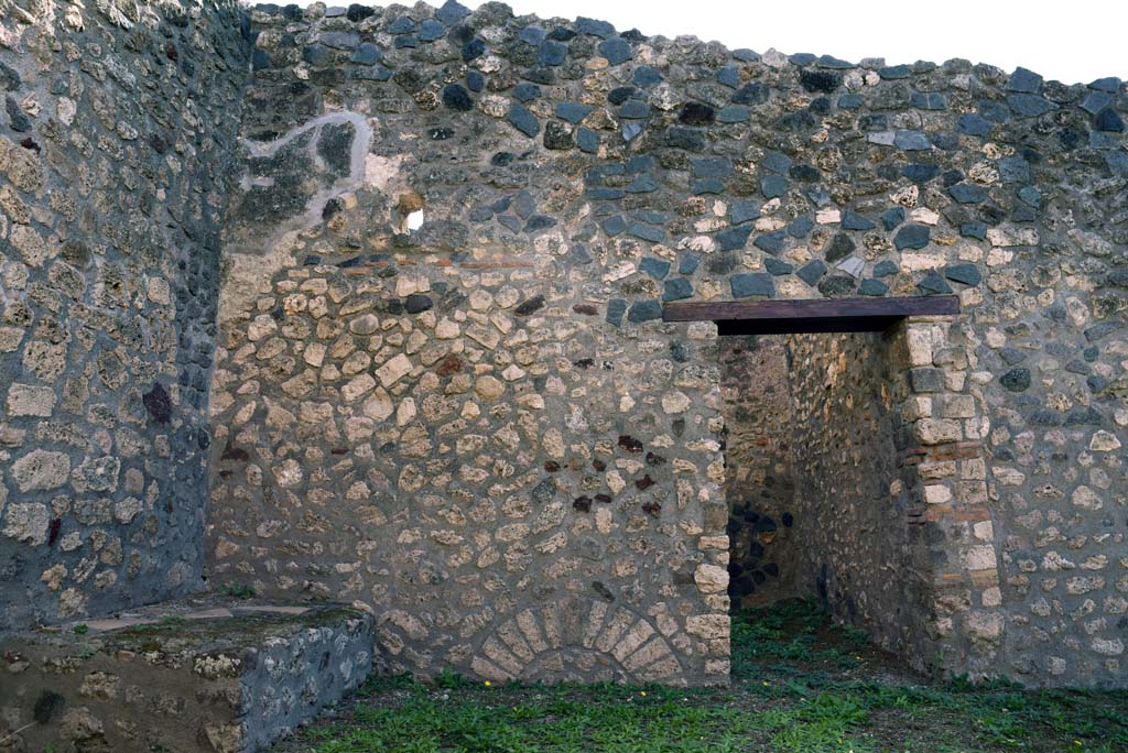 I.4.22 Pompeii. October 2019. South wall of east ala, g, with doorway to room “h”.
Foto Tobias Busen, ERC Grant 681269 DÉCOR.