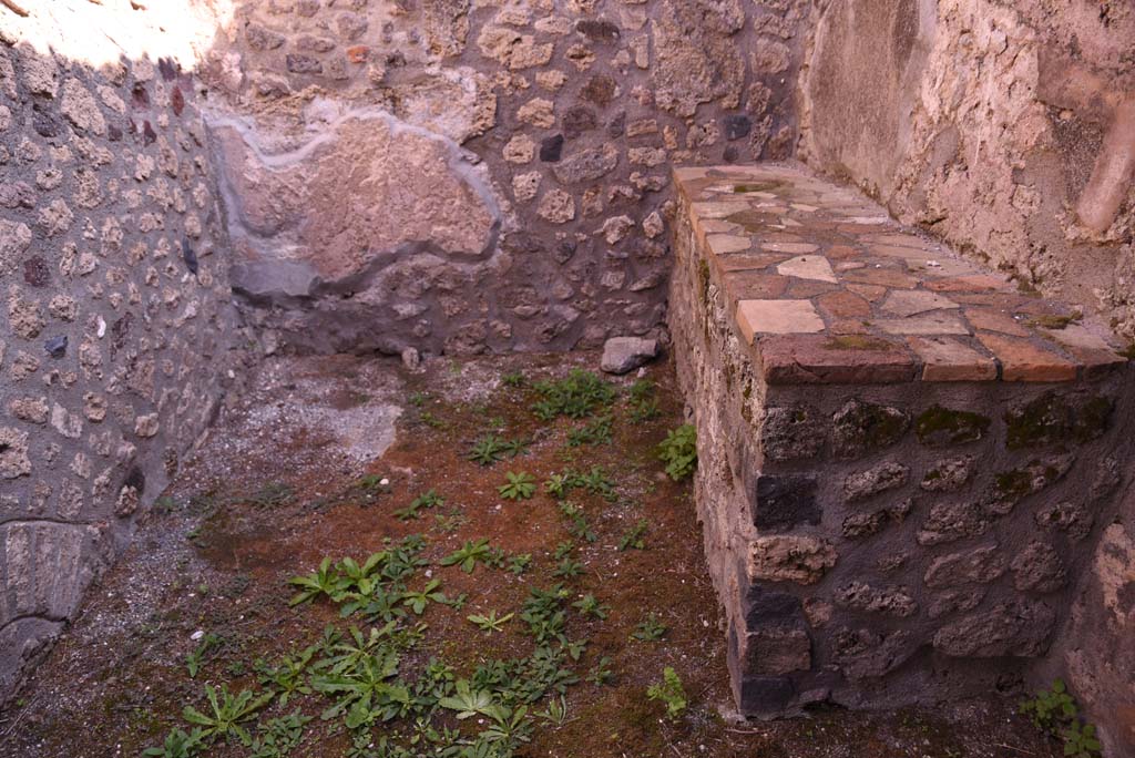I.4.22 Pompeii. October 2019. Room h, detail of bench/hearth.
Foto Tobias Busen, ERC Grant 681269 DÉCOR.