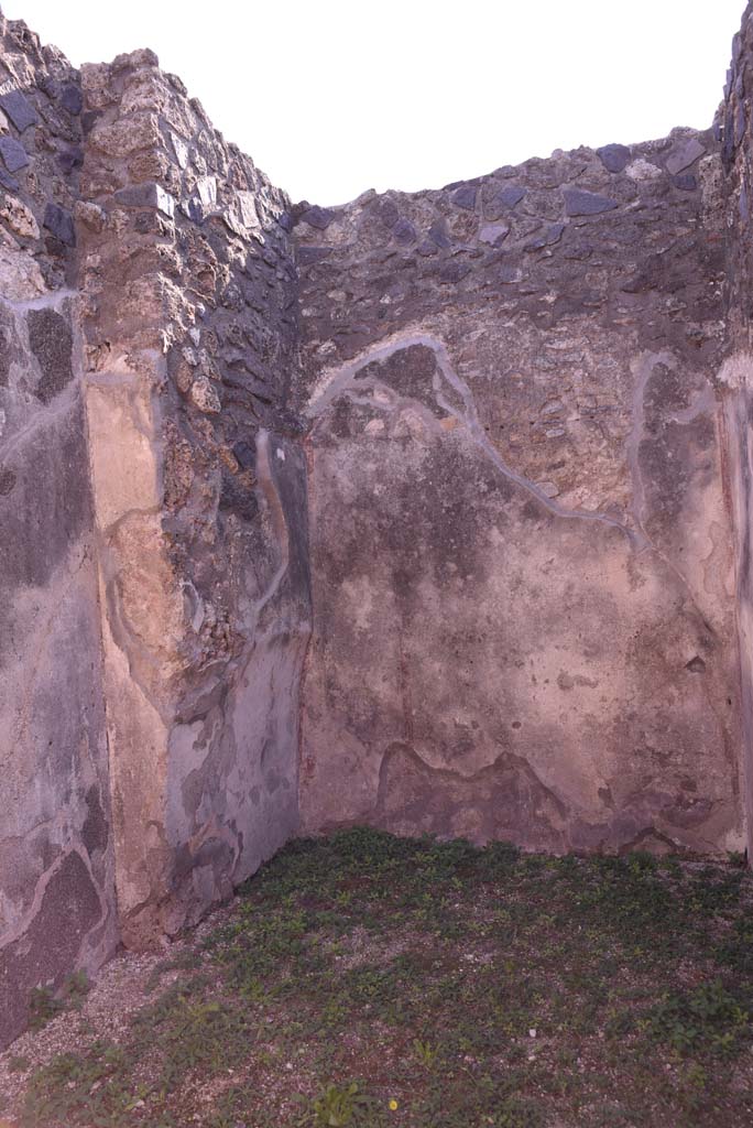 I.4.22 Pompeii. October 2019. Room “i”, east wall on left, and south wall, on right.
According to PPM –
The south wall included the bezel of the fictitious vault, which extended above the wall of the alcove: the wall decoration with a white background had simple red squares, and a medallion with bust in the two side panels.
The recess in the east wall allowed for the placement of the bed in the alcove.
See Carratelli, G. P., 1990-2003. Pompei: Pitture e Mosaici. Roma: Istituto della enciclopedia italiana, (p.184). 
Foto Tobias Busen, ERC Grant 681269 DÉCOR.