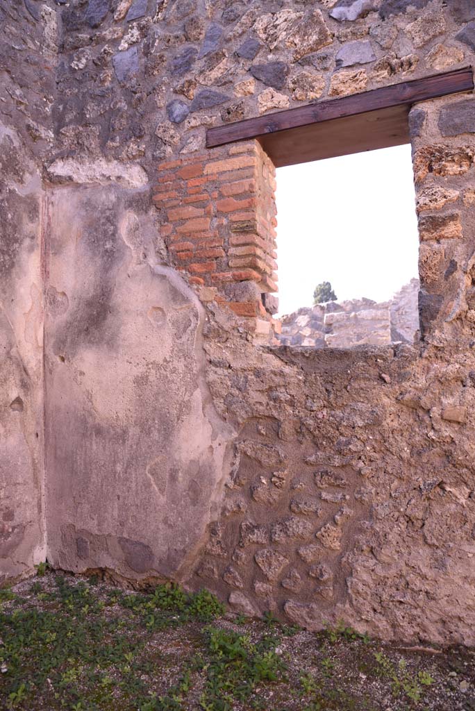 I.4.22 Pompeii. October 2019. Room “i”, south-west corner and window in west wall.
Foto Tobias Busen, ERC Grant 681269 DÉCOR.