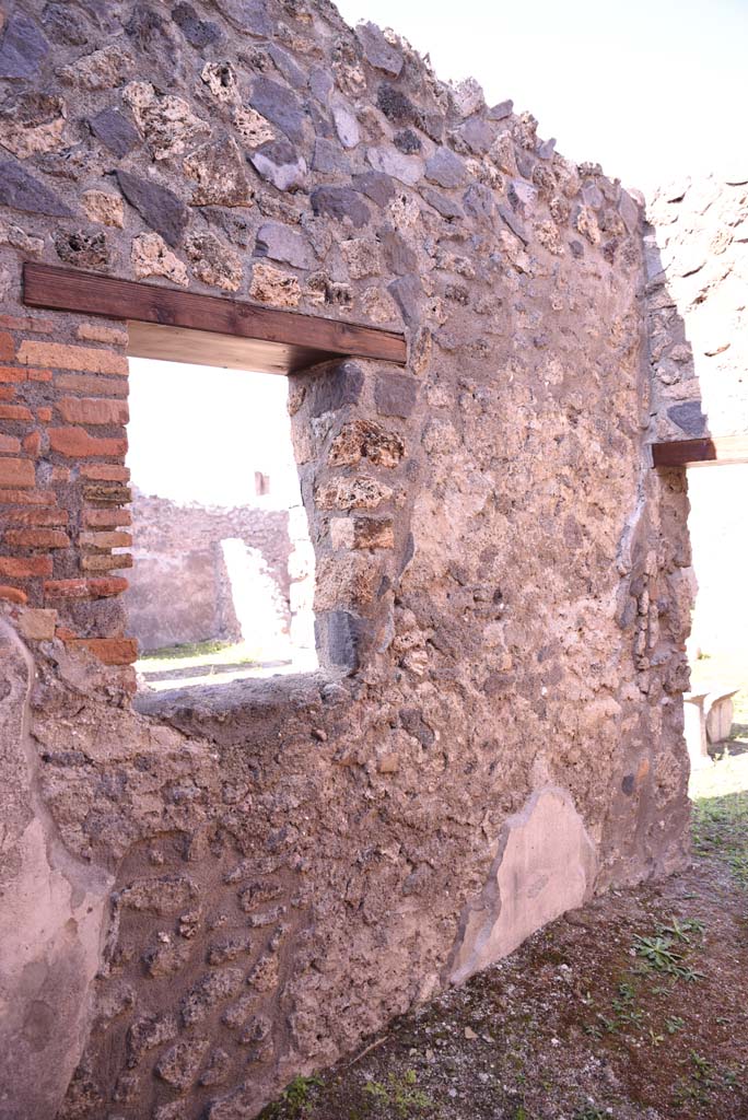 I.4.22 Pompeii. October 2019. 
Room “i”, west wall with window, and north wall with door to atrium.
Foto Tobias Busen, ERC Grant 681269 DÉCOR.