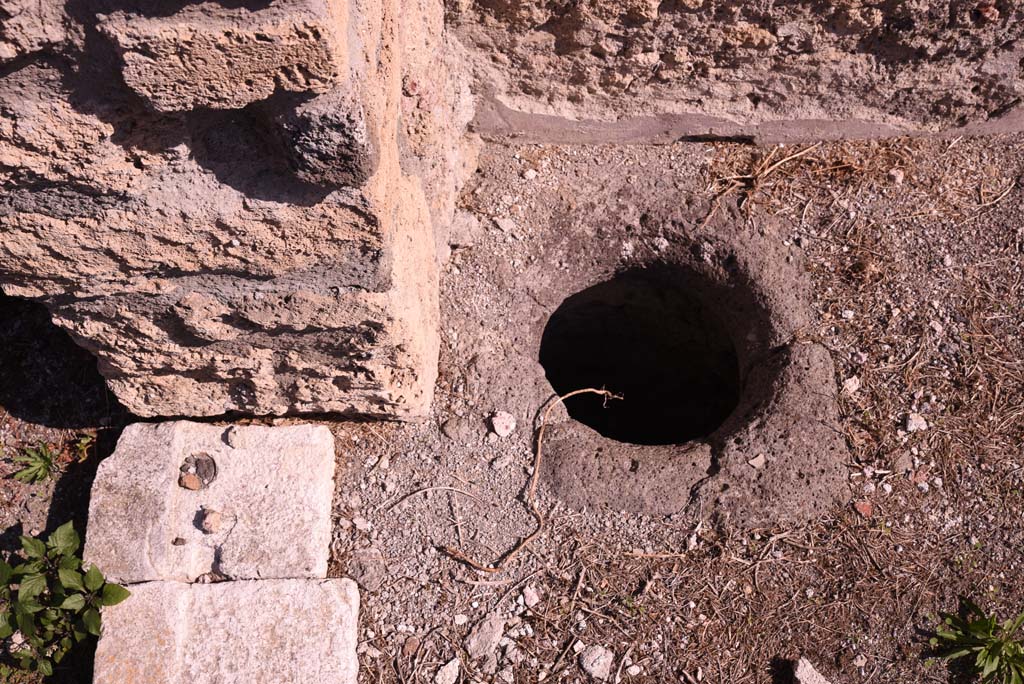 I.4.22 Pompeii. October 2019. Room “k/l”, detail of cistern-mouth in north-east corner.
Foto Tobias Busen, ERC Grant 681269 DÉCOR.