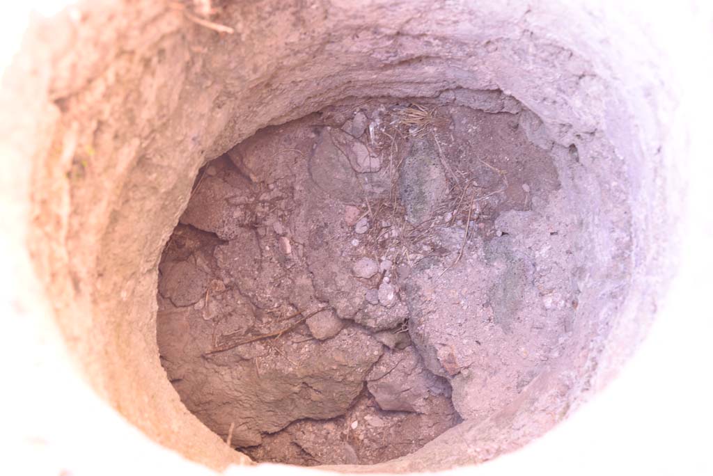 I.4.22 Pompeii. October 2019. Room “k/l”, detail into cistern-mouth.
Foto Tobias Busen, ERC Grant 681269 DÉCOR.