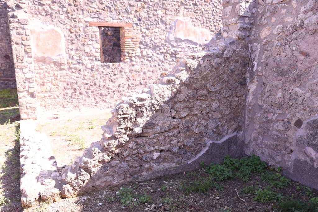 I.4.22 Pompeii. October 2019. Room “m”, remains of east wall, with courtyard at the rear, looking east.
Foto Tobias Busen, ERC Grant 681269 DÉCOR.