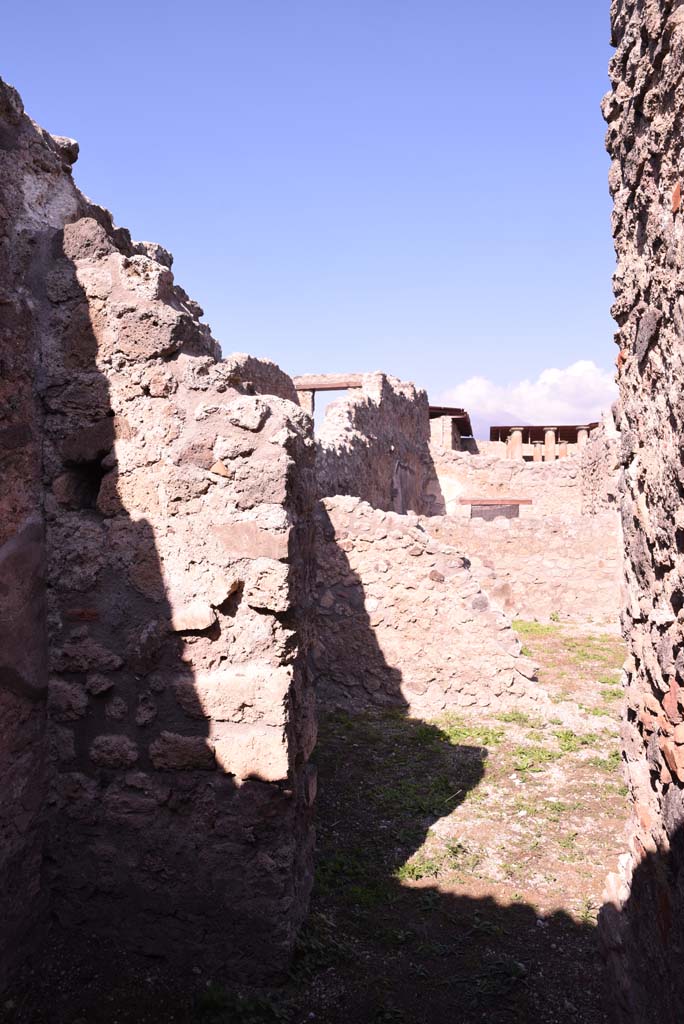 I.4.22 Pompeii. October 2019. Room “n”, north wall with doorway to room “e”.
Foto Tobias Busen, ERC Grant 681269 DÉCOR.