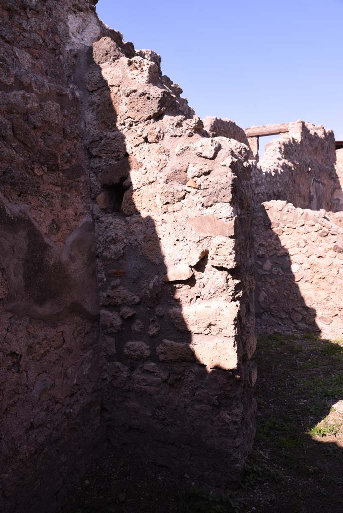 I.4.22 Pompeii. October 2019. Room “n”, north-west corner, and doorway to room “e”.
Foto Tobias Busen, ERC Grant 681269 DÉCOR.