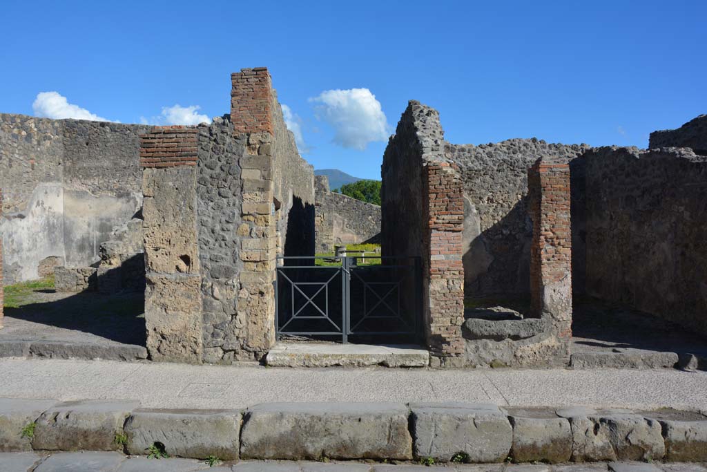 I.4.22 Pompeii. May 2019. Looking south to entrance doorway, in centre.
Foto Tobias Busen, ERC Grant 681269 DÉCOR.