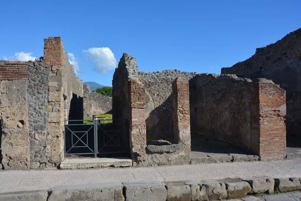 I.4.22, on left. May 2019. Looking south to entrance doorway, with I.4.21 and I.4.20, on right.
Foto Tobias Busen, ERC Grant 681269 DÉCOR.