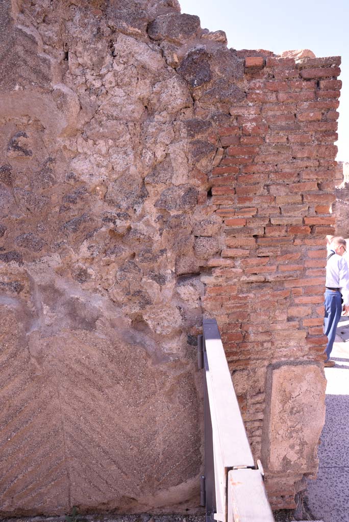 I.4.22 Pompeii. October 2019. West wall of entrance doorway
Foto Tobias Busen, ERC Grant 681269 DÉCOR.