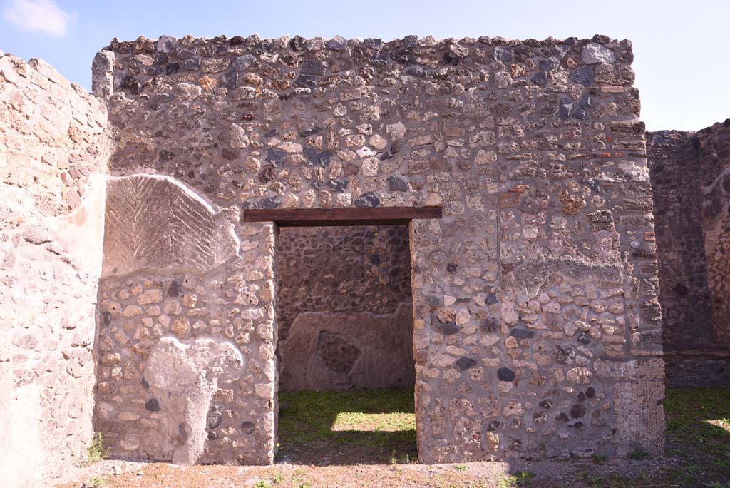 I.4.22 Pompeii. October 2019. Room “f”, looking east across atrium towards doorway. 
Foto Tobias Busen, ERC Grant 681269 DÉCOR