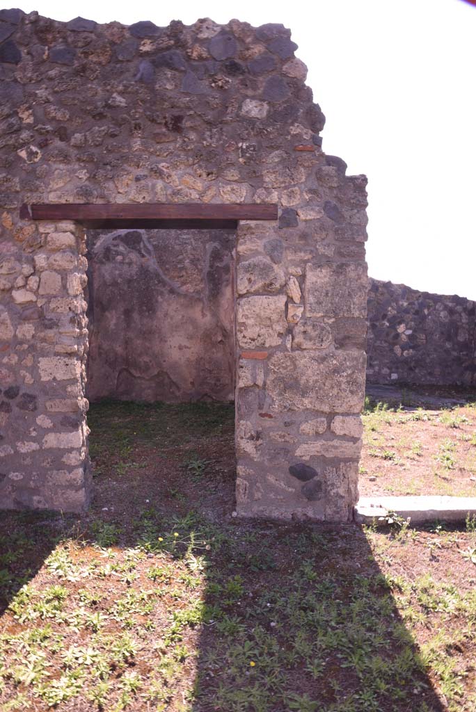 I.4.22 Pompeii. October 2019. Doorway to room “i” on south side of atrium.
Foto Tobias Busen, ERC Grant 681269 DÉCOR.
