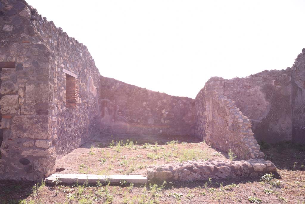 I.4.22 Pompeii. October 2019. Room “k/l”, courtyard, on south side of atrium
According to PPM, the front area would have been a covered area, whereas the rear would have been left open to the sky.
Foto Tobias Busen, ERC Grant 681269 DÉCOR.