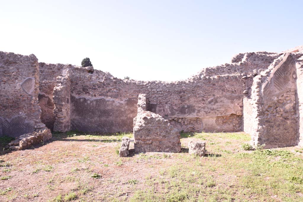 I.4.22 Pompeii. October 2019. Looking west across atrium, with rooms “m” and “n”, on left, and room “e”, with room “d”, on right.
Foto Tobias Busen, ERC Grant 681269 DÉCOR.