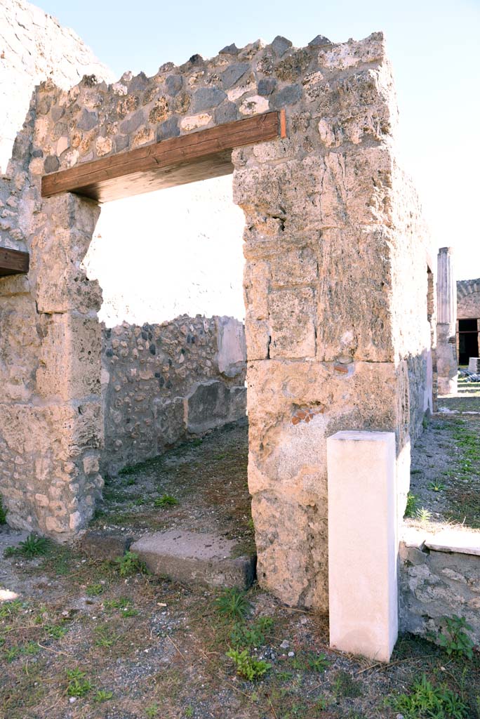 I.4.25/1.4.5 Pompeii. October 2019. 
North ala 13, looking towards east wall, with corridor 15, leading to Middle Peristyle 17, on left, and tablinum 14, on right.
Foto Tobias Busen, ERC Grant 681269 DÉCOR.