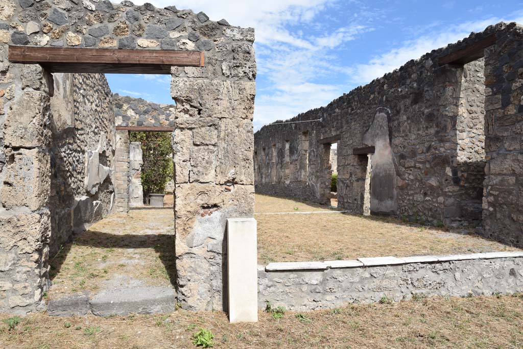 I.4.25/1.4.5 Pompeii. Corridor 15, on left, leading east towards Middle Peristyle 17 in north wall of ala 13.
Foto Tobias Busen, ERC Grant 681269 DÉCOR.