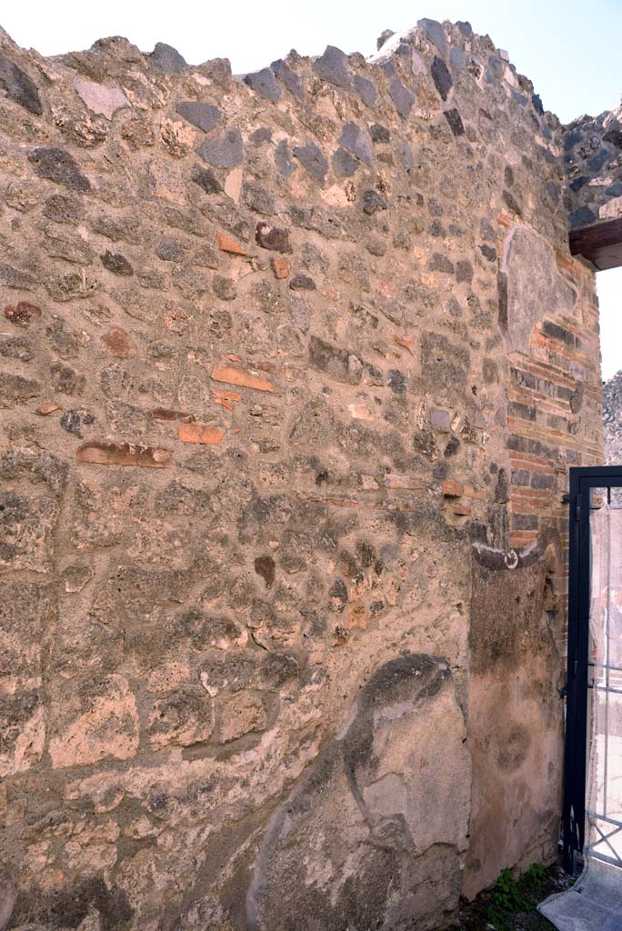 I.4.25/I.4.5 Pompeii. October 2019. 
Entrance corridor/fauces 3, south wall at west end by entrance doorway.
Foto Tobias Busen, ERC Grant 681269 DÉCOR.