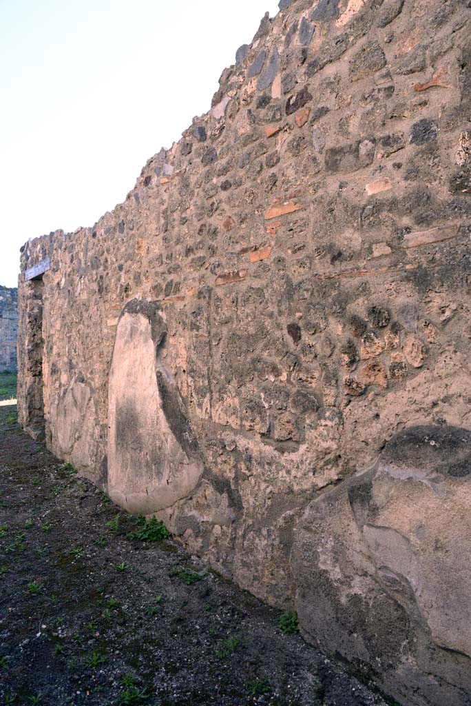 I.4.25/I.4.5 Pompeii. October 2019. 
Entrance corridor/fauces 3, looking east along south wall of entrance corridor.
Foto Tobias Busen, ERC Grant 681269 DÉCOR.