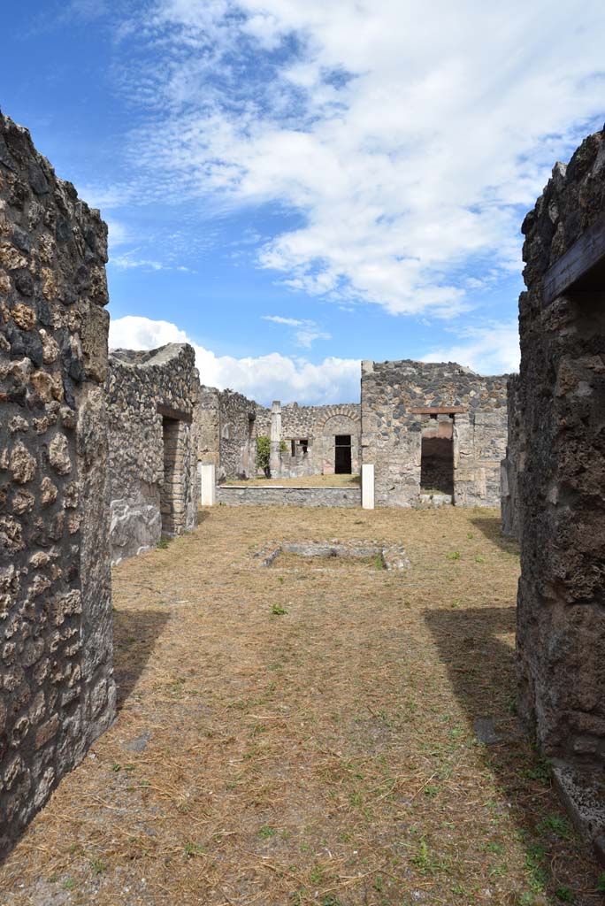 I.4.25/1.4.5 Pompeii. September 2020. Entrance corridor/fauces 3, looking east across atrium 6.
Foto Tobias Busen, ERC Grant 681269 DÉCOR.
