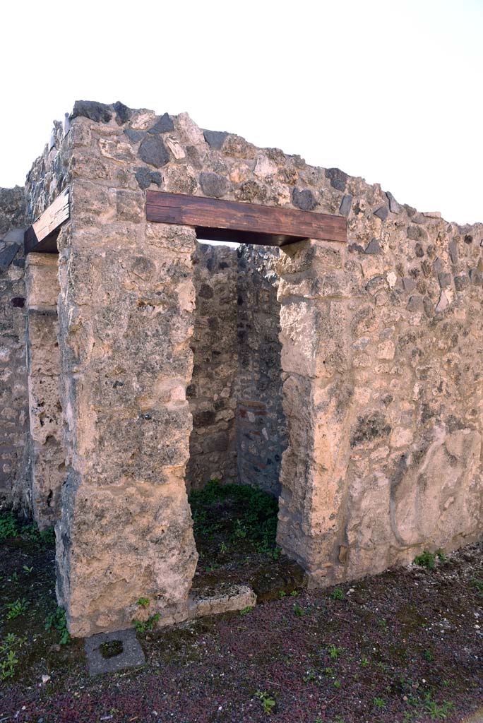 I.4.25/I.4.5 Pompeii. October 2019. 
Entrance corridor/fauces 3, doorway to small room 5 in south wall of entrance corridor.
Foto Tobias Busen, ERC Grant 681269 DÉCOR.