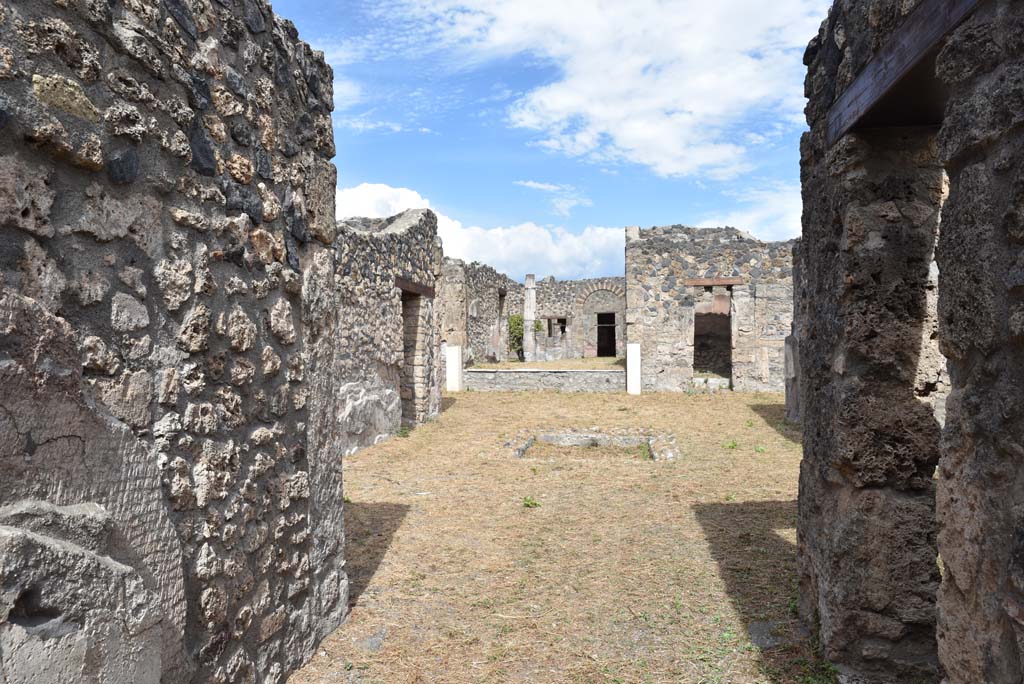 I.4.25/1.4.5 Pompeii. September 2020. Atrium 6, looking east from entrance corridor.
Foto Tobias Busen, ERC Grant 681269 DÉCOR.