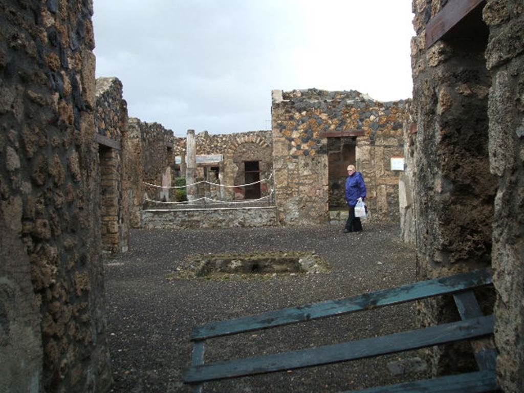 I.4.25 Pompeii. December 2004. 
Looking east towards tablinum 14 and middle peristyle 17, from entrance at I.4.5. Doorway to room 5 is on the right.