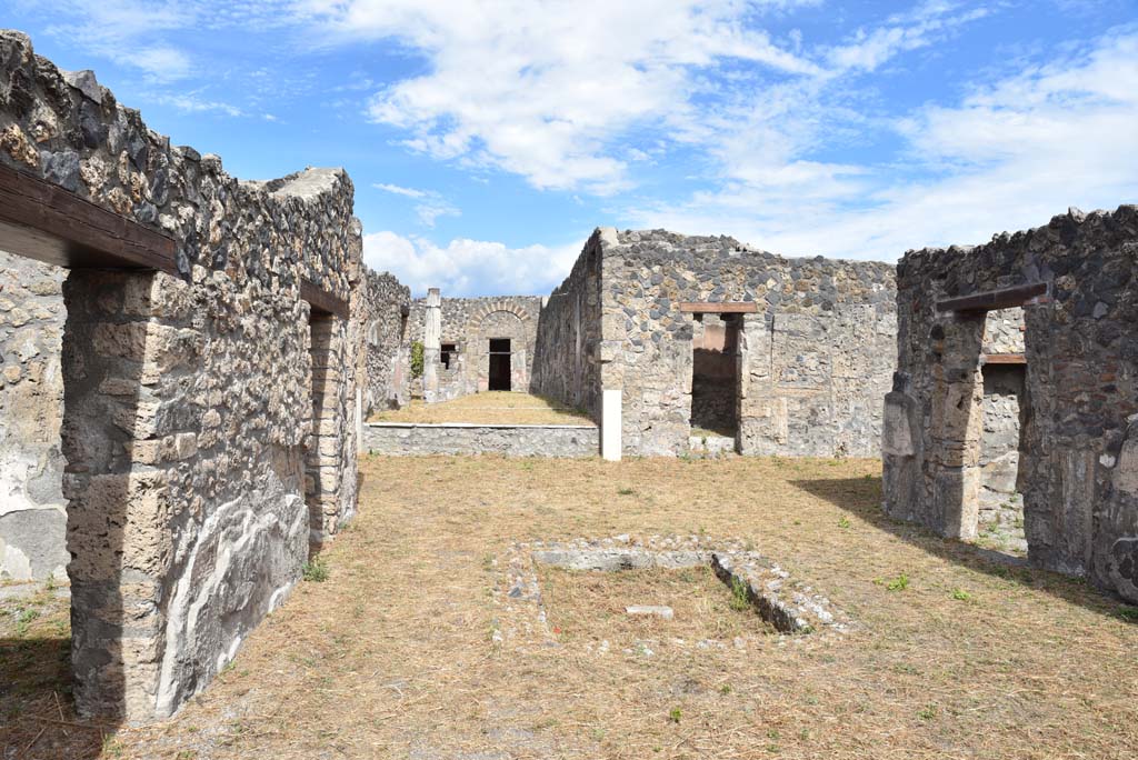 I.4.25/1.4.5 Pompeii. September 2020. 
Atrium 6, looking east across impluvium towards tablinum 14, centre left, and along the length of south portico of Middle Peristyle 17 towards room 21.
Foto Tobias Busen, ERC Grant 681269 DÉCOR.