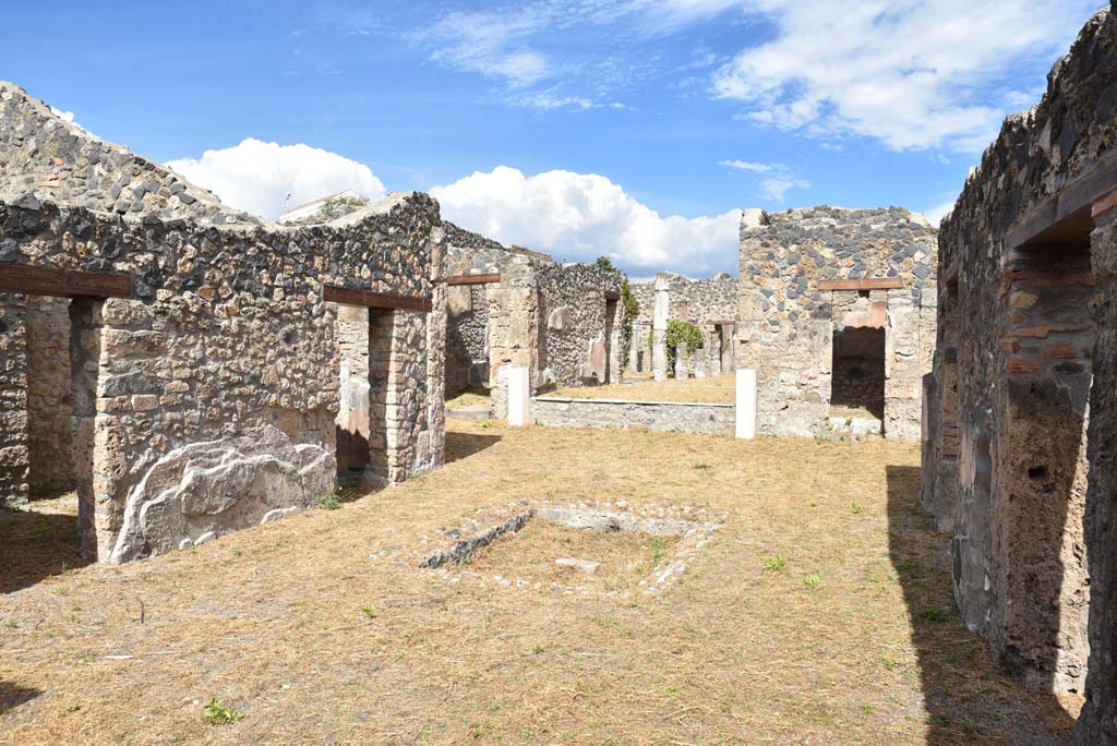 I.4.25/1.4.5 Pompeii. September 2020. Atrium 6, looking north-east across impluvium in atrium.
Foto Tobias Busen, ERC Grant 681269 DÉCOR.