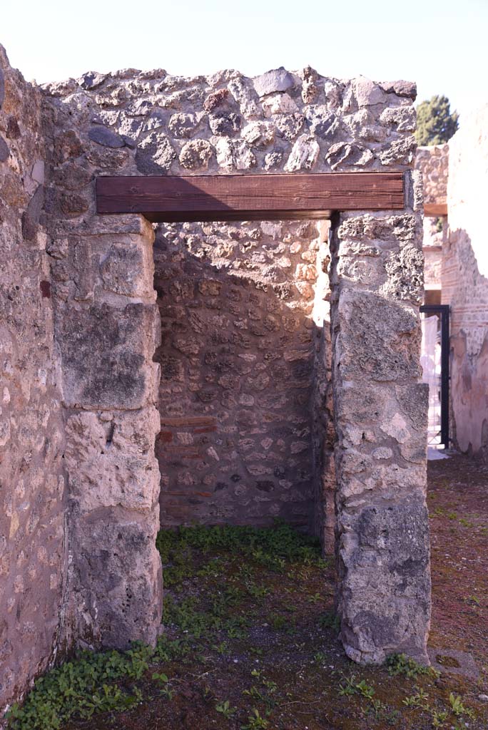I.4.25/I.4.5 Pompeii. October 2019. Doorway to room 5, in south-west corner of atrium 6.
Foto Tobias Busen, ERC Grant 681269 DÉCOR.