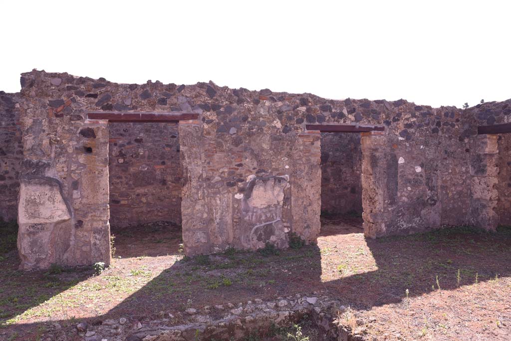 I.4.25/I.4.5 Pompeii. October 2019. Atrium 6, looking towards doorways to rooms 8, and 7, on south side of atrium.
Foto Tobias Busen, ERC Grant 681269 DÉCOR.