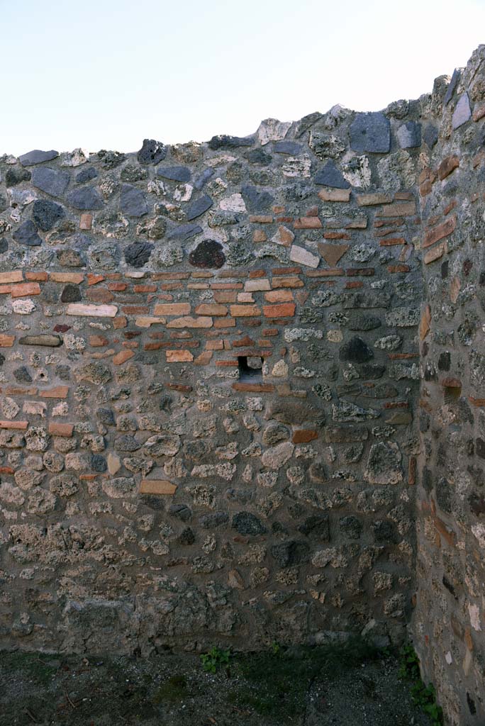I.4.25/1.4.5 Pompeii. October 2019. Cubiculum 7, east wall in south-east corner.
Foto Tobias Busen, ERC Grant 681269 DÉCOR.