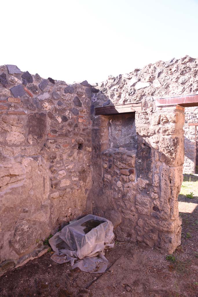 I.4.25/1.4.5 Pompeii. October 2019. 
Cubiculum 7, west wall and north-west corner, with window in north wall into atrium 6.
Foto Tobias Busen, ERC Grant 681269 DÉCOR.